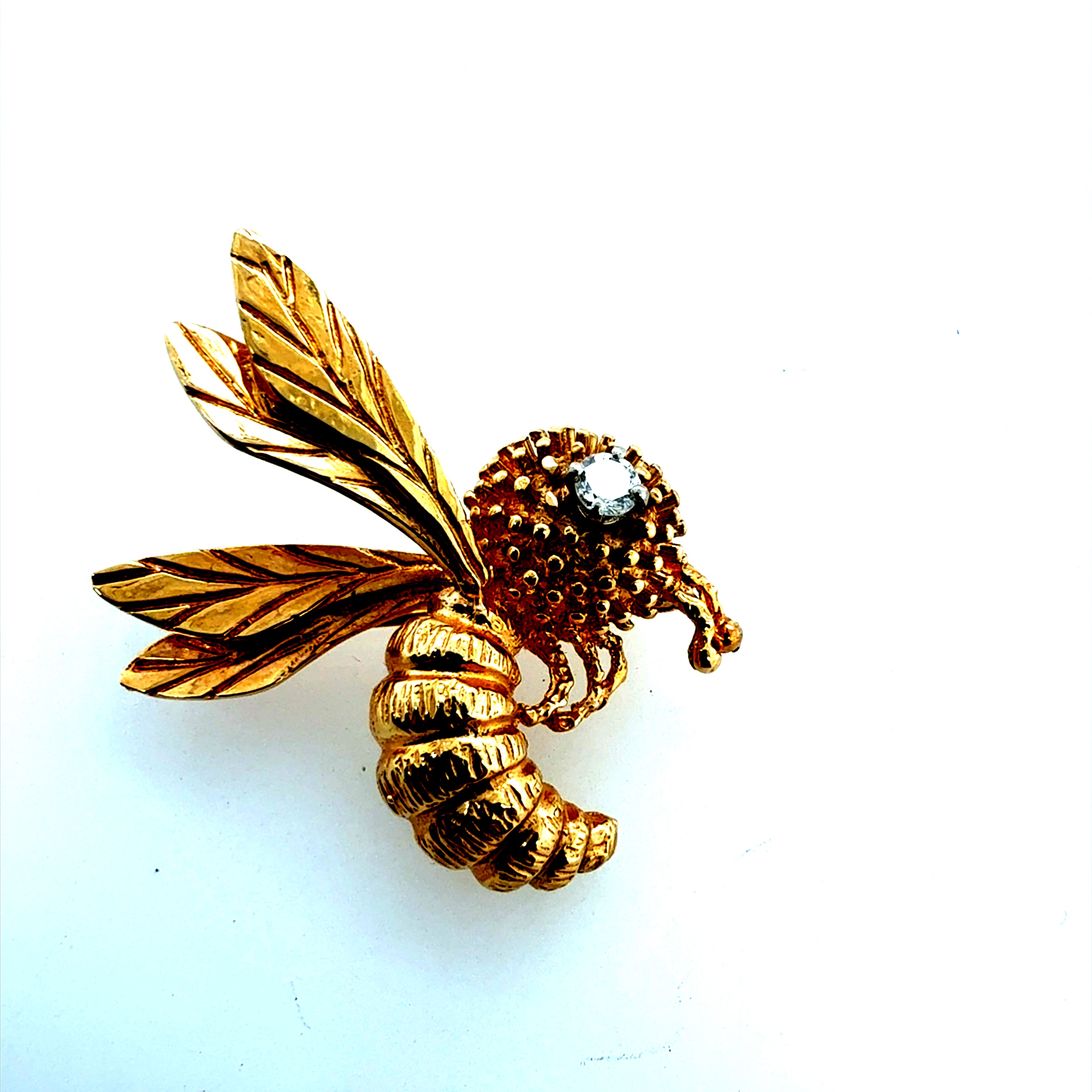 Retro Yellow Gold 0.13 Carat Natural Diamond Bee Brooch Pin Circa 1985