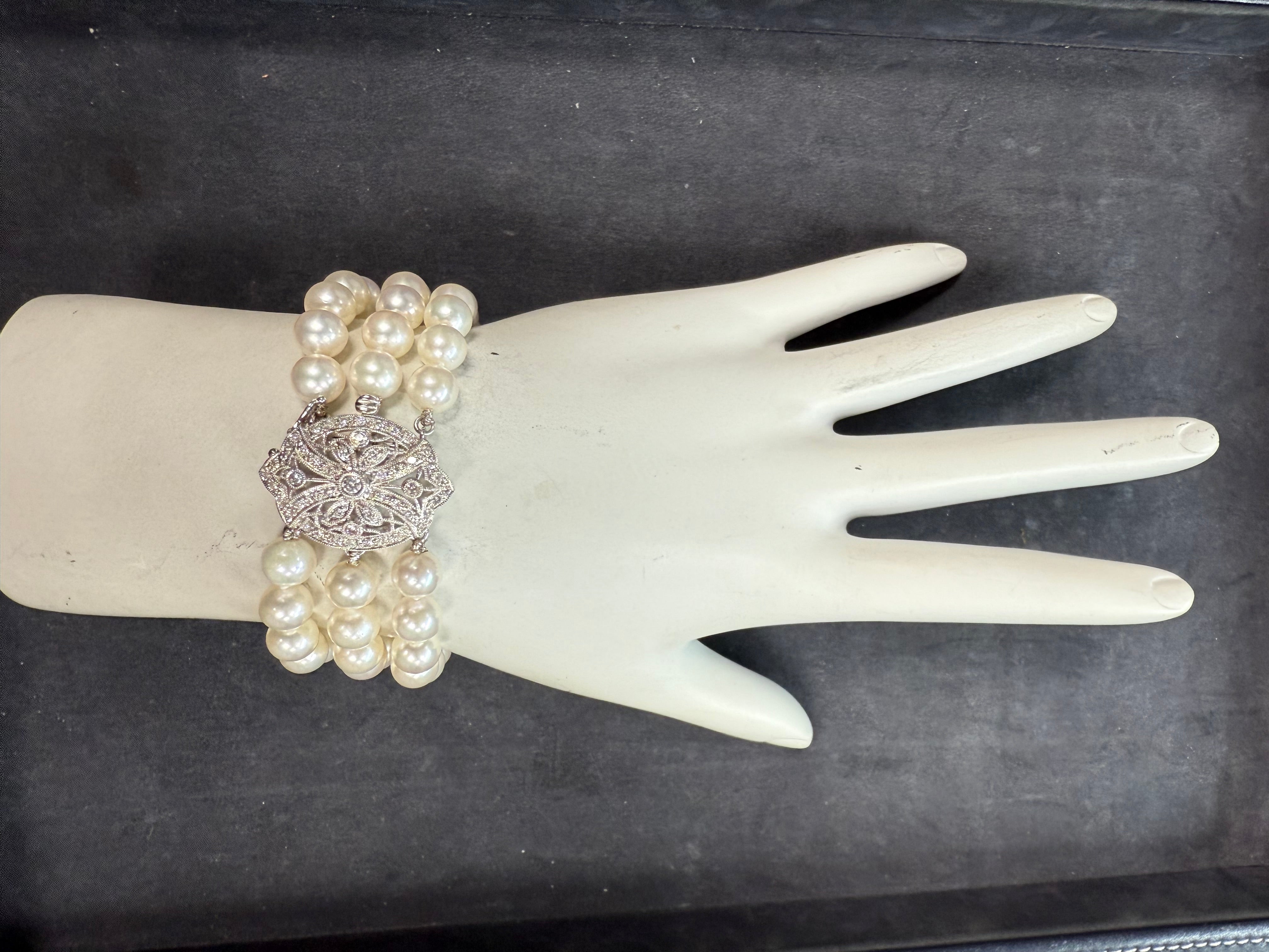 Retro Gold Cultured Akoya Pearl 7 Inch Bracelet 0.8 Carat Natural Diamond Clasp