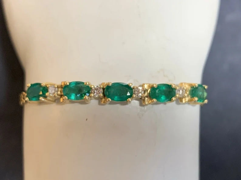 Modern Gold Bracelet 2.50 Carat Natural Oval Emerald & Diamond Gem Circa 1980