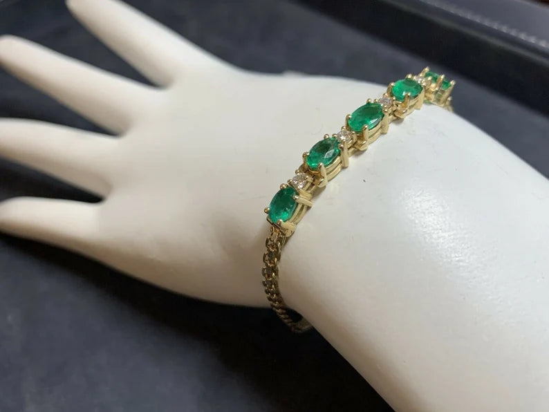 Modern Gold Bracelet 2.50 Carat Natural Oval Emerald & Diamond Gem Circa 1980