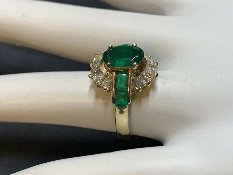 Retro Gold Cocktail Ring 3.1 Carat Natural Emerald Gemstone & Diamond Circa 1950