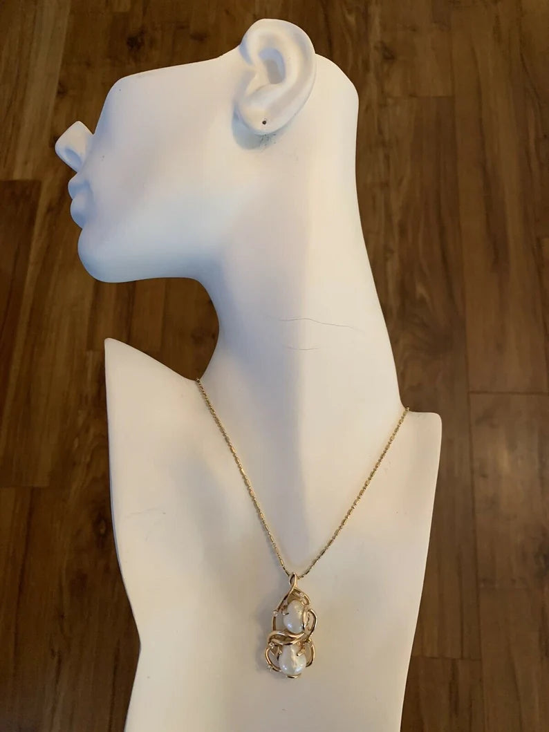 Retro Gold Pendant 0.20 Carat Natural Diamond And Pearl Hand Craft Circa 1980