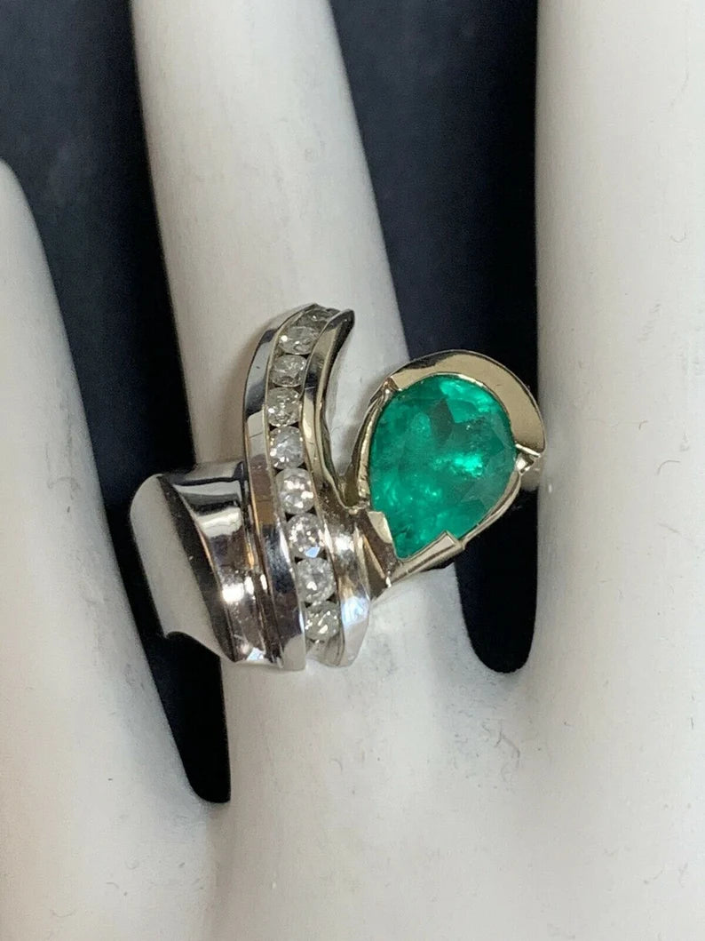 Modern Gold Cocktail Ring 3.25 Carat Natural Green Emerald & Diamond Circa 1970