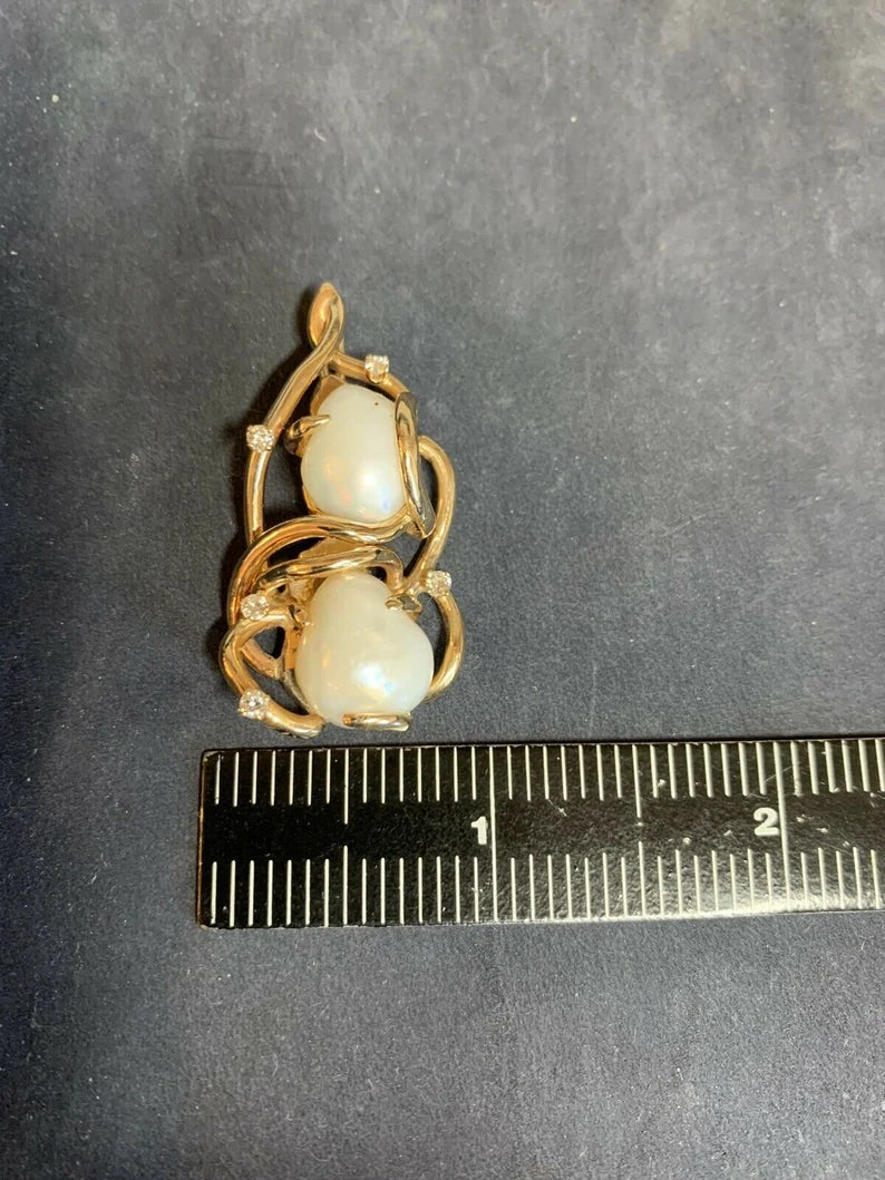 Retro Gold Pendant 0.20 Carat Natural Diamond And Pearl Hand Craft Circa 1980