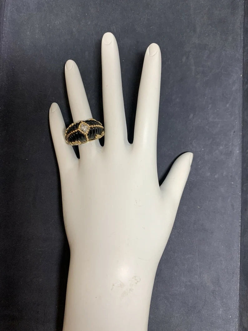 Retro Gold Cocktail Ring Natural 0.35 Carat Diamond & Carved Onyx Circa 1950