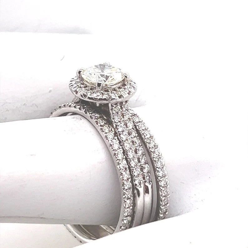 Modern Gold 1.9 Carat Natural Round Brilliant Diamond Engagement Ring & Band Set