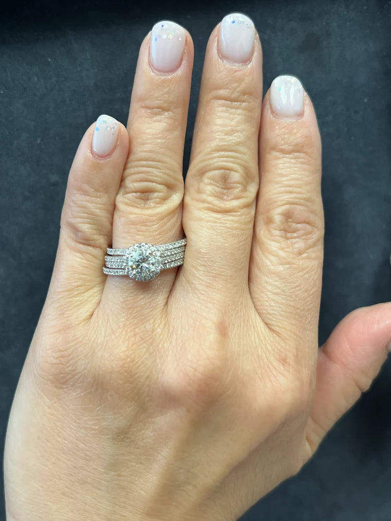 Modern Gold 1.9 Carat Natural Round Brilliant Diamond Engagement Ring & Band Set