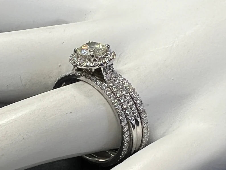 Modern Gold 1.9 Carat Natural Round Brilliant Diamond Engagement Ring & Band Set