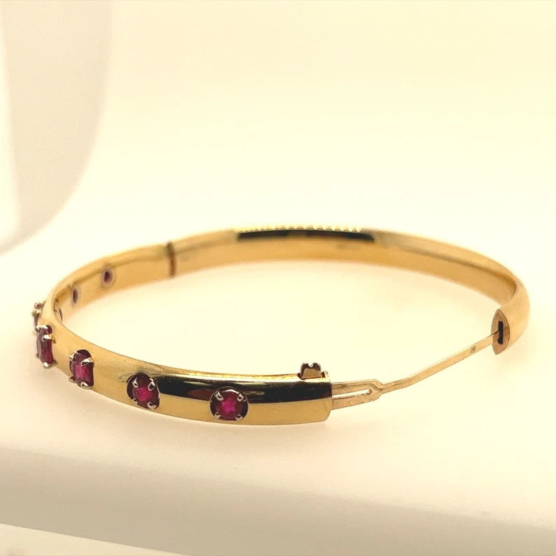 Retro Gold 2.27 Carat Round Natural Red Thailand Ruby Bangle Bracelet Circa 1960