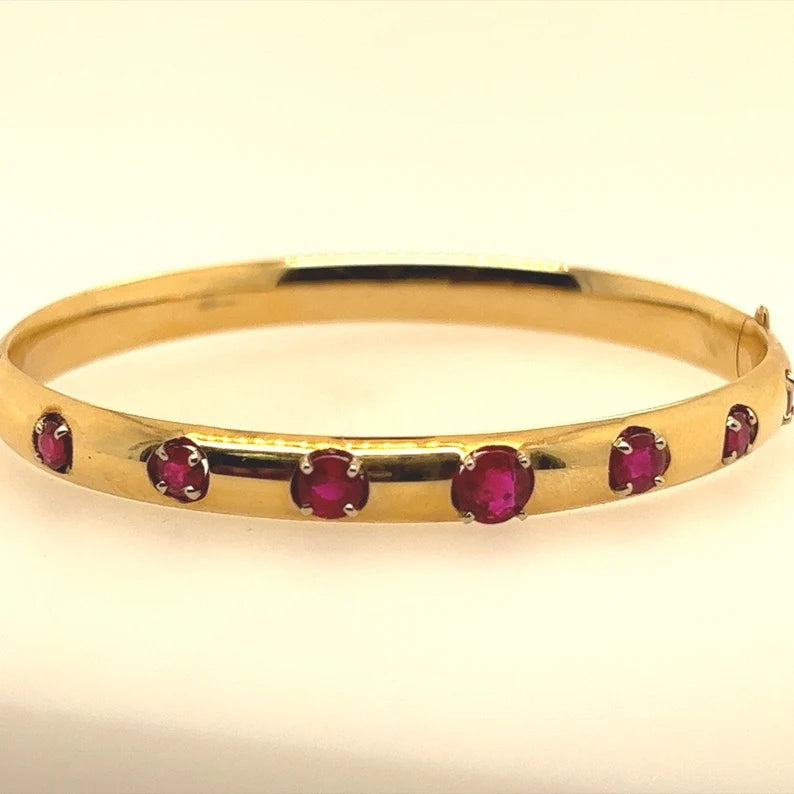 Retro Gold 2.27 Carat Round Natural Red Thailand Ruby Bangle Bracelet Circa 1960