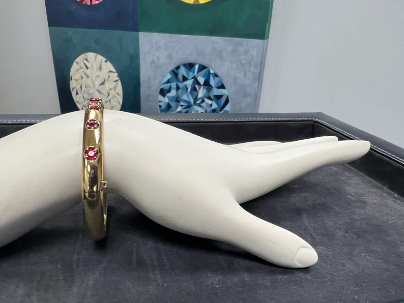 Retro Gold 2.27 Carat Round Natural Red Thailand Ruby Bangle Bracelet Circa 1960