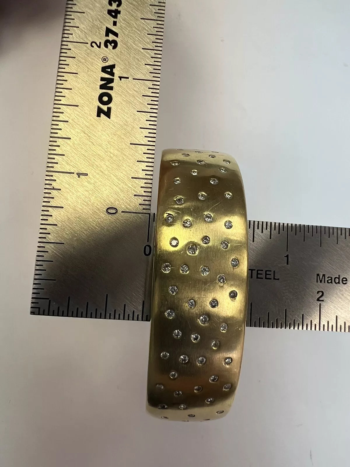 Modern Gold 1.10 Carat Natural Diamond Bangle Bracelet Signed By Raoul Sosa