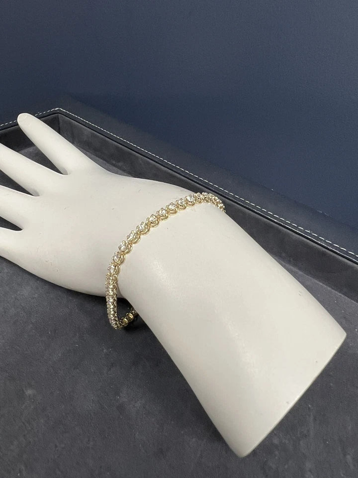 Modern Gold 2.60 Carat Natural Round Brilliant Colorless Diamond Tennis Bracelet