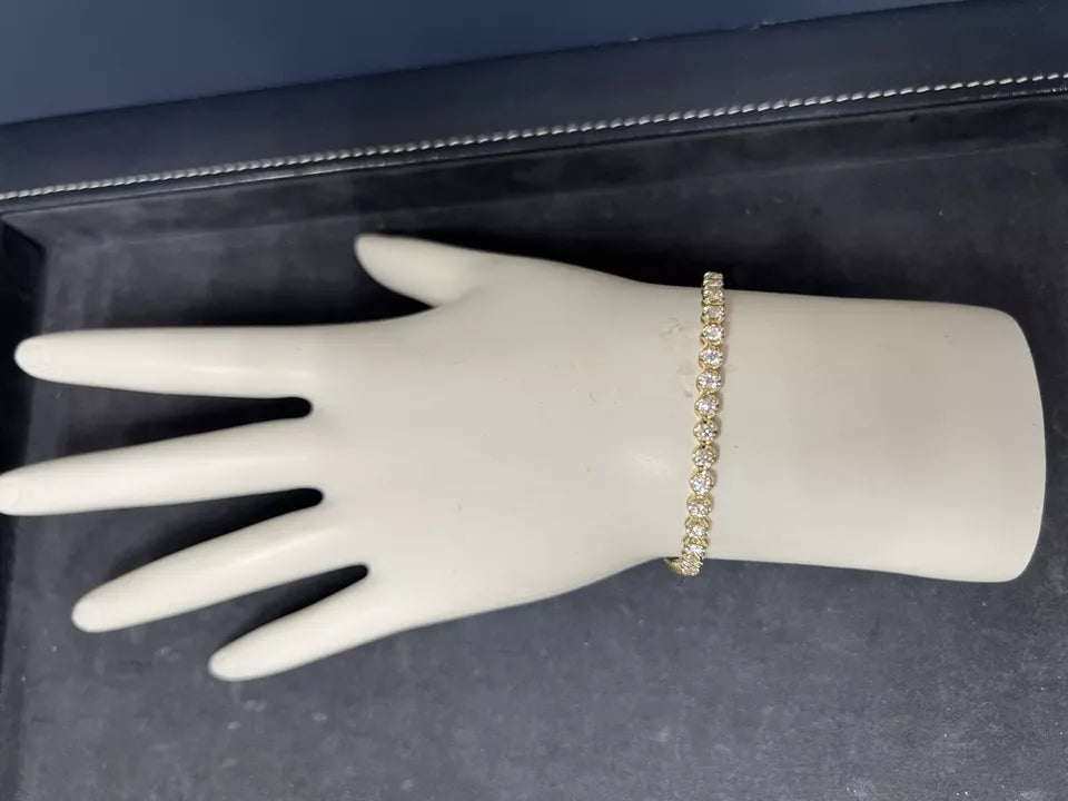 Modern Gold 2.60 Carat Natural Round Brilliant Colorless Diamond Tennis Bracelet