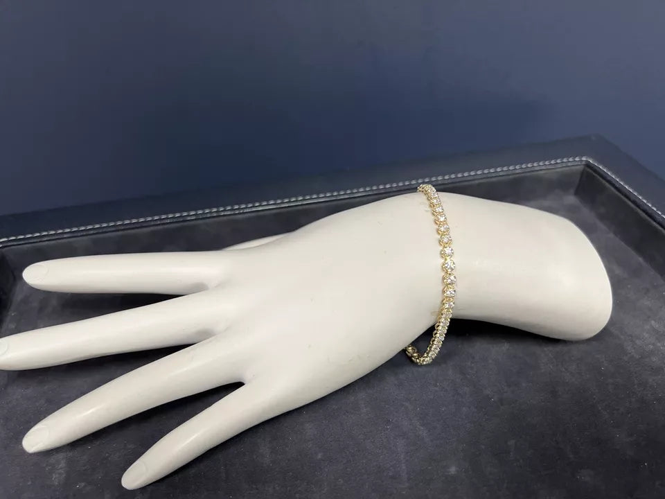 Modern Gold 2.60 Carat Natural Round Brilliant Colorless Diamond Tennis Bracelet