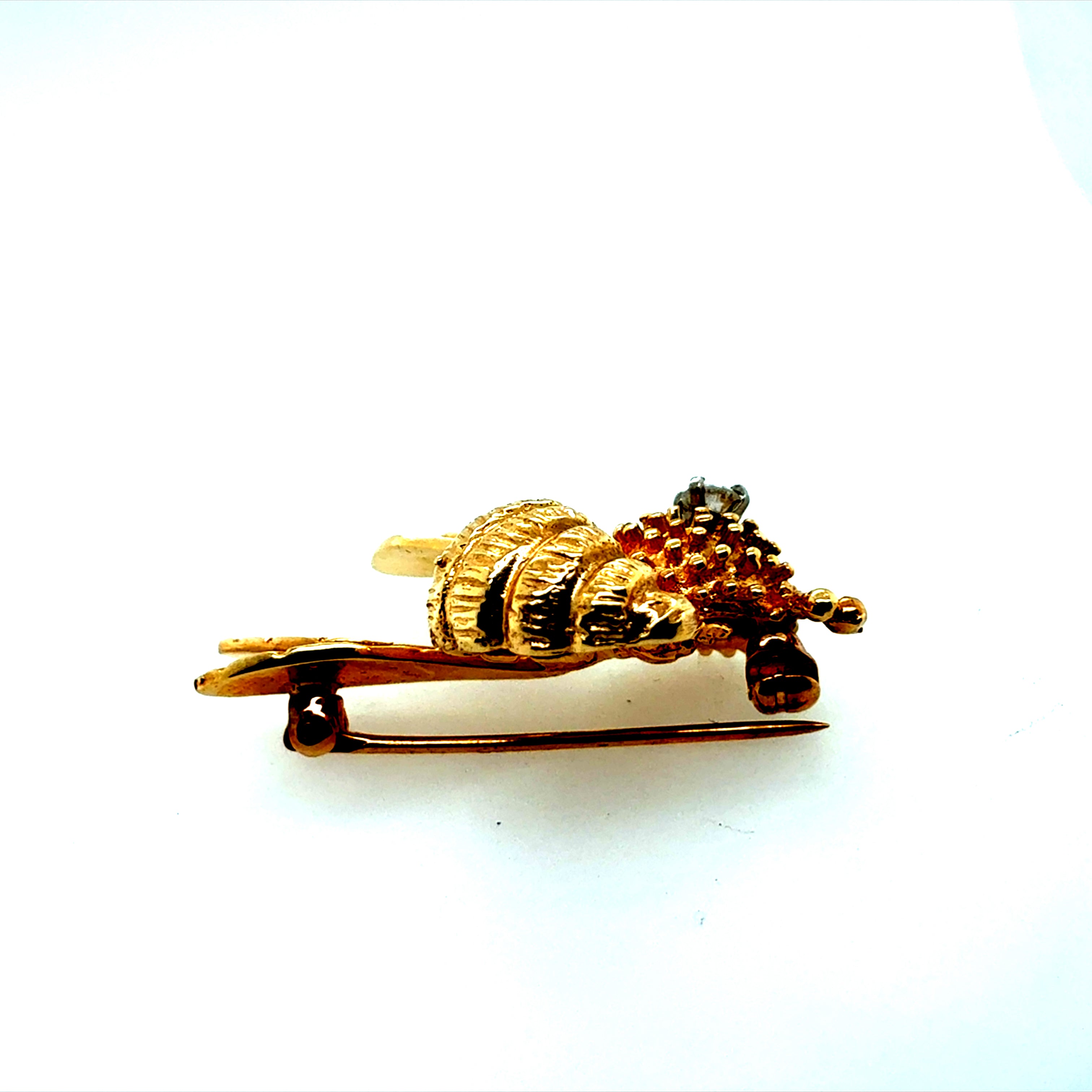 Retro Yellow Gold 0.13 Carat Natural Diamond Bee Brooch Pin Circa 1985
