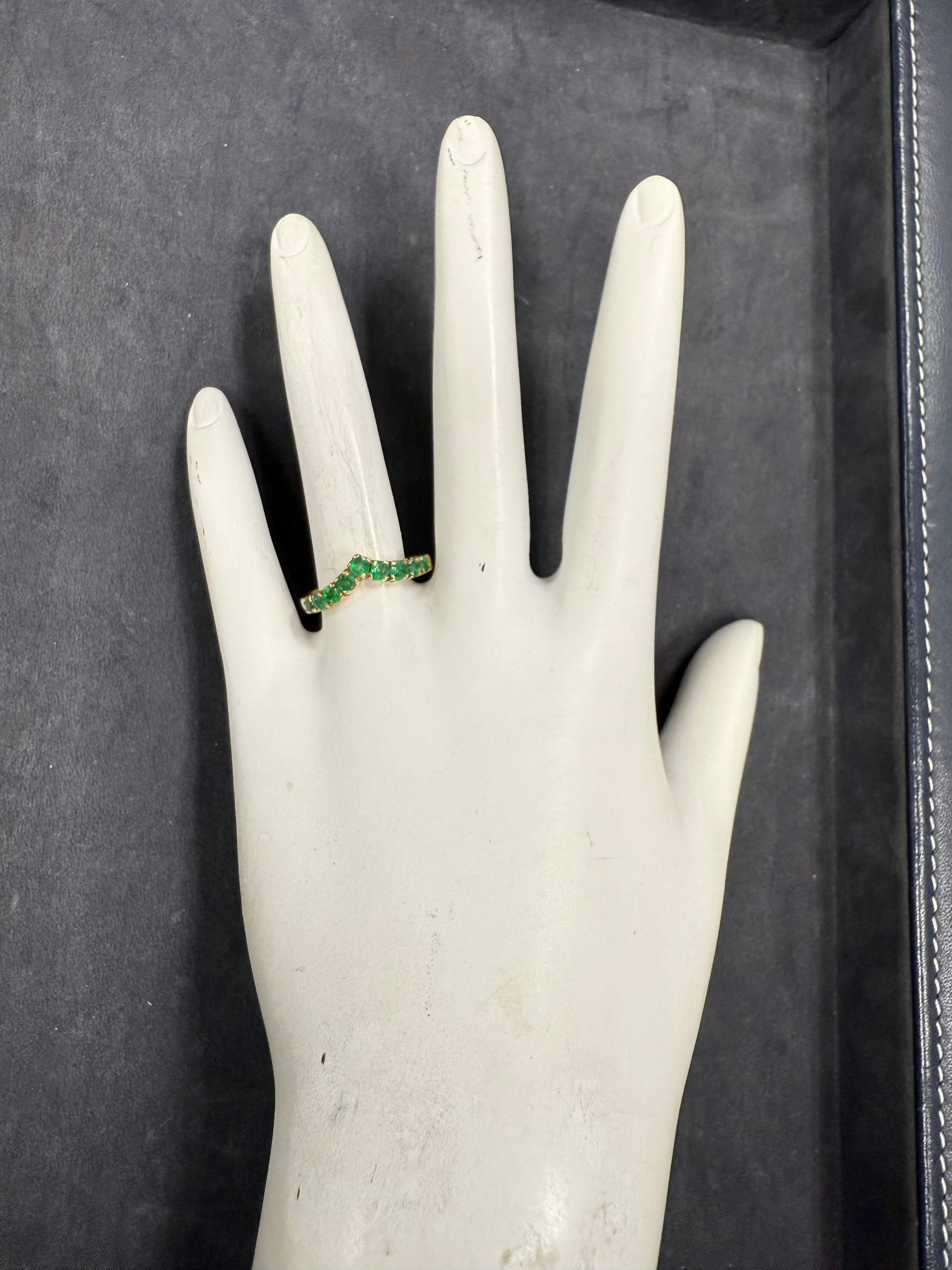 Modern Yellow Gold 0.7ct Natural Green Emerald Statement Band