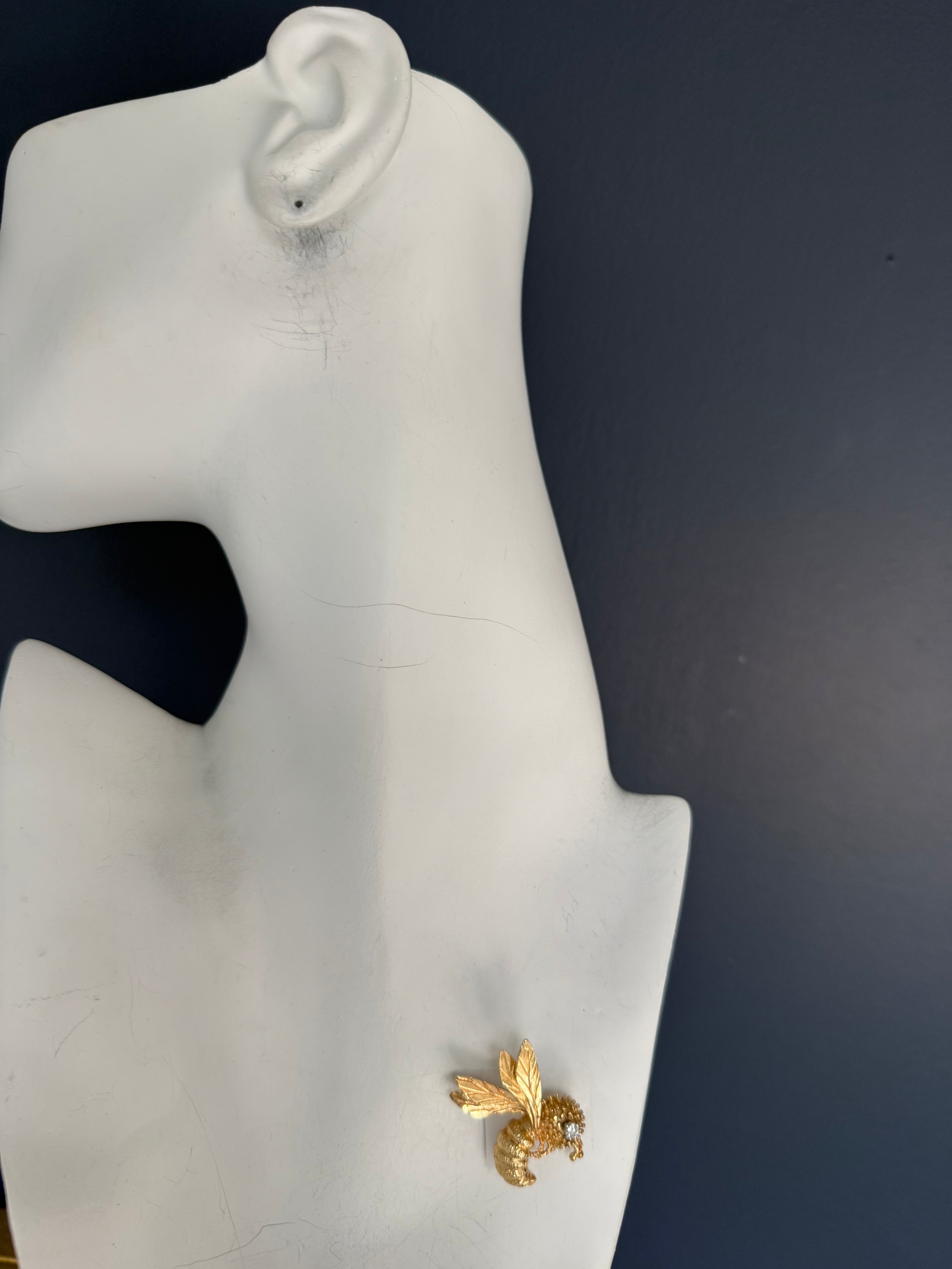 Retro Yellow Gold 0.13 Carat Natural Diamond Bee Brooch Pin Circa 1985