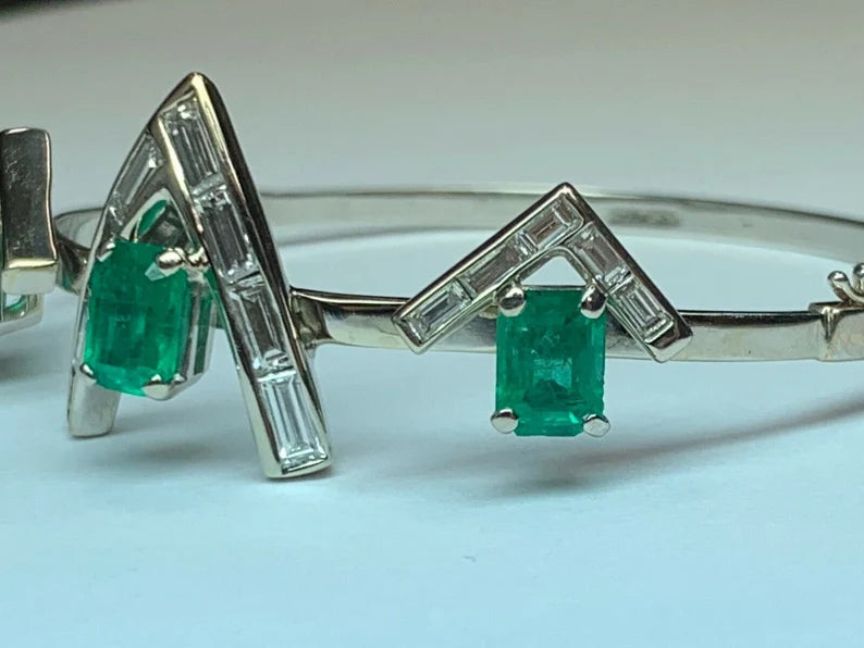 Art Deco Gold Bracelet 5.50 Carat Appx Natural Baguette Diamond & Green Emerald