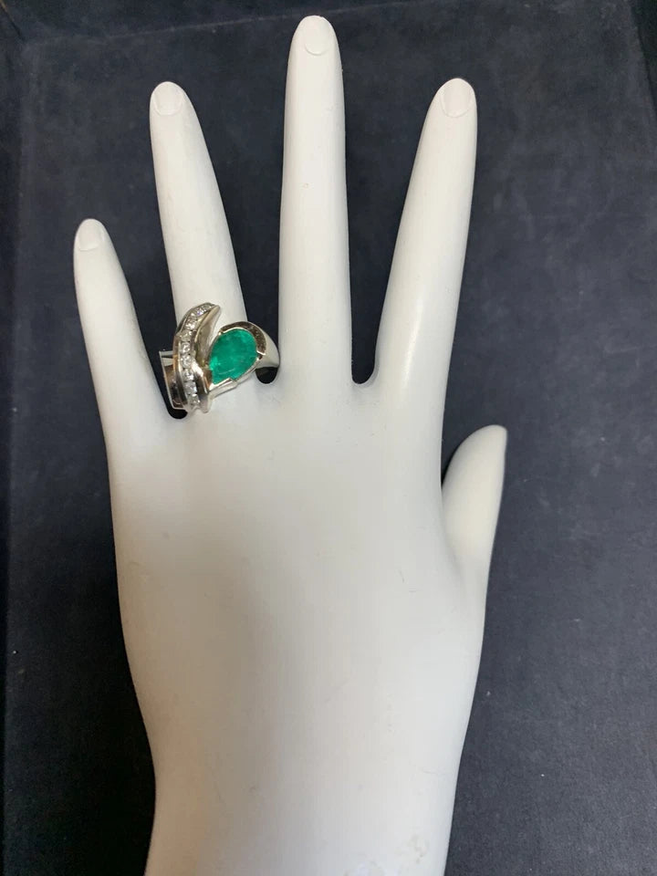 Modern Gold Cocktail Ring 3.25 Carat Natural Green Emerald & Diamond Circa 1970