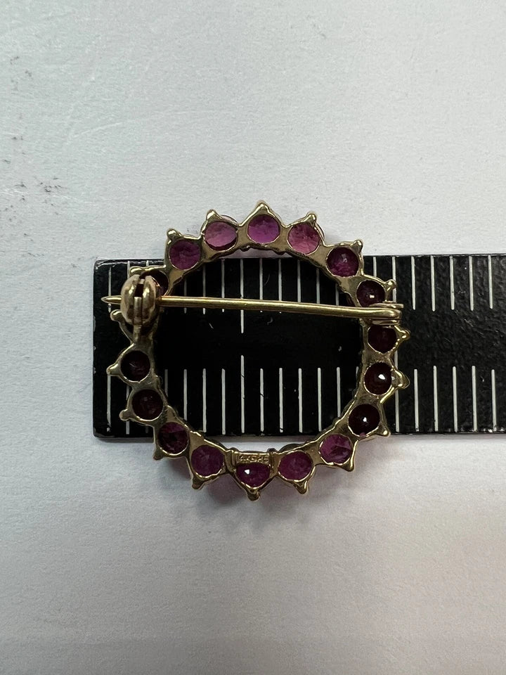 Retro Gold 4 Carat Natural Red Ruby Gemstone Circular Brooche Pin, Circa 1970
